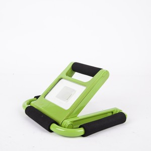 PROIETTORE A LED PORTATILE E RICARICABILE 2